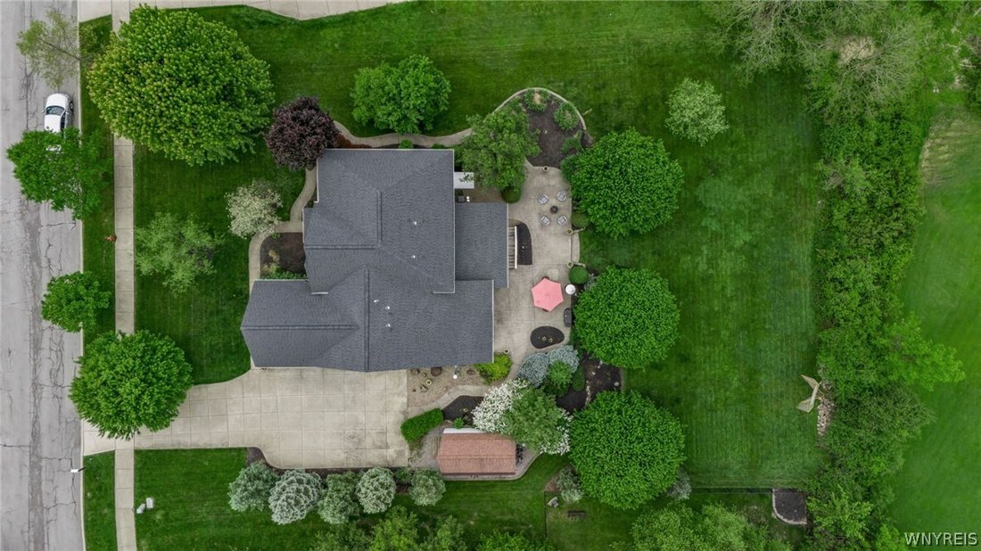 East Aurora, New York, United States 4 - 18051675