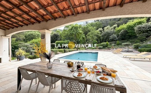 Villa in Hameau, Simiane-Collongue, France 1