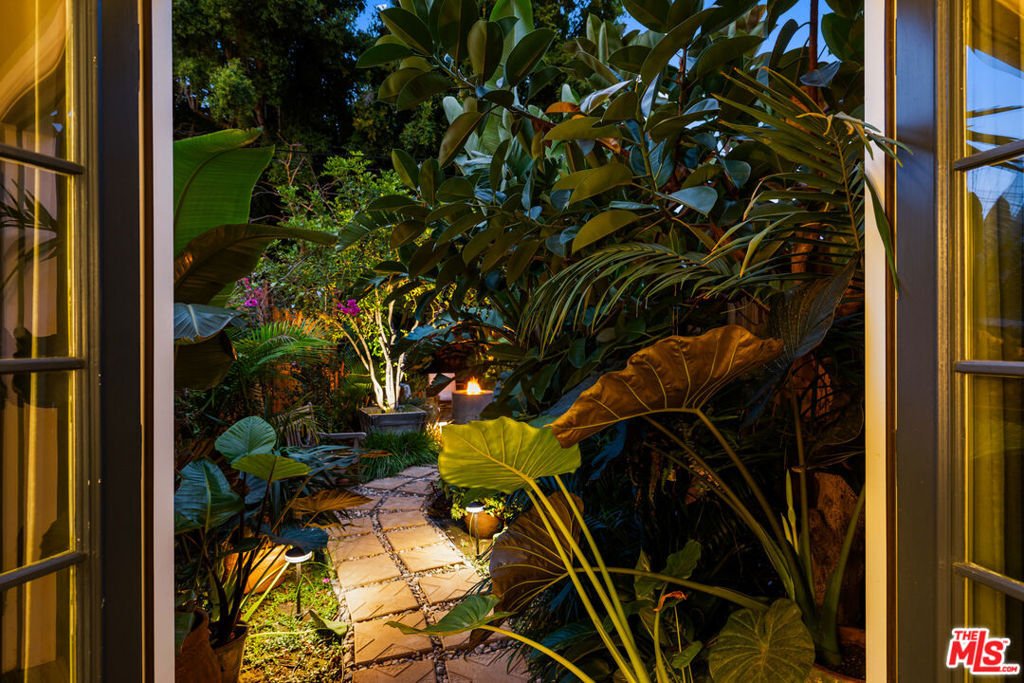 West Hollywood, California, United States 5 - 18040316
