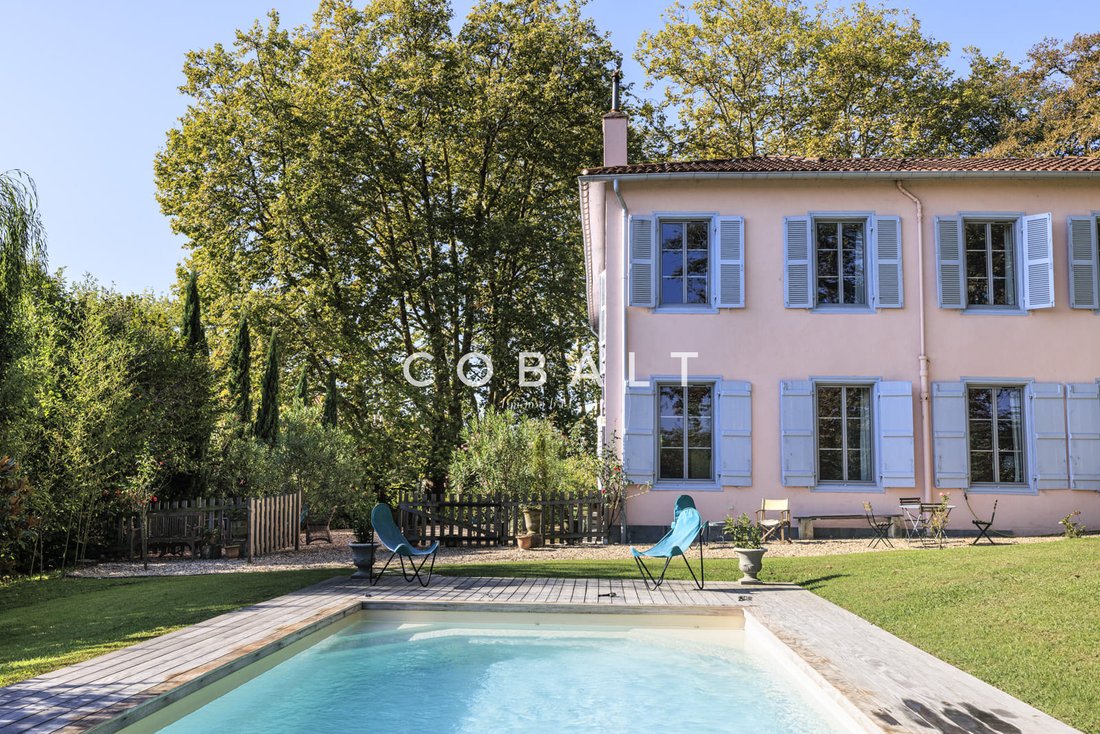 Estate in Saint-Pierre-d'Irube, Nouvelle-Aquitaine, France 1 - 18037577