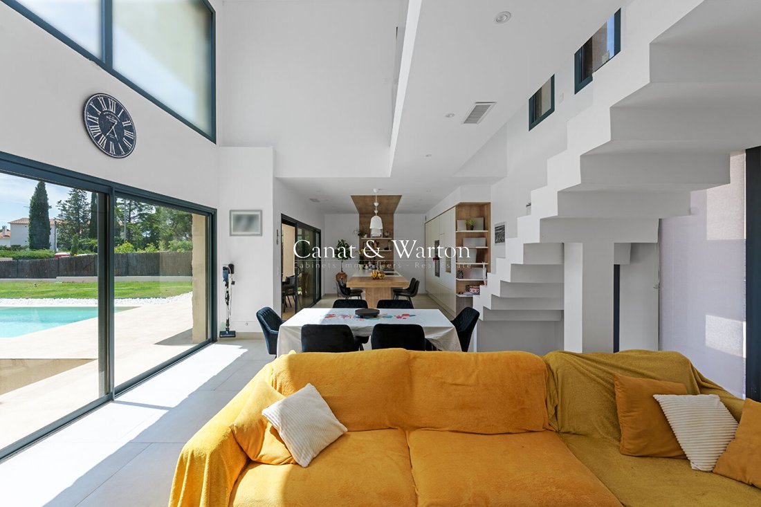 Villa in Plateau Notre Dame Nord, Saint-Raphaël, France 3 - 18039105