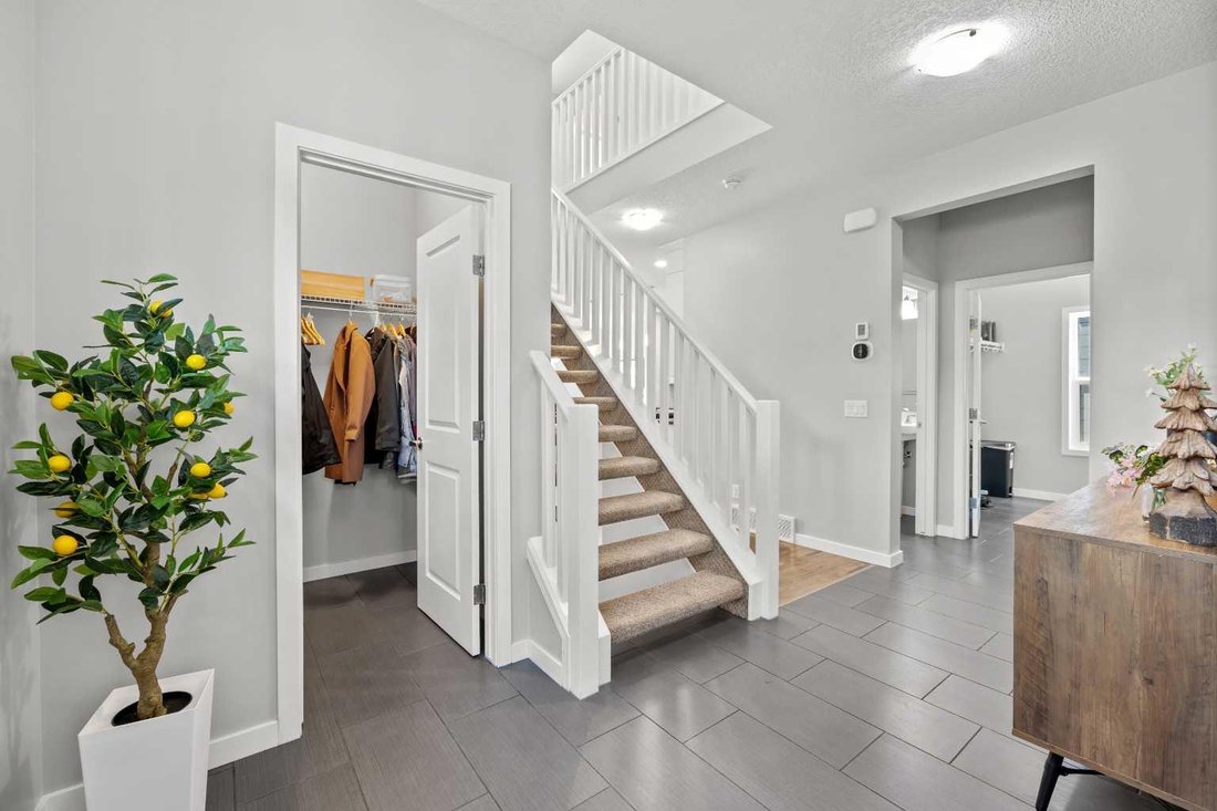 House in Calgary, Alberta, Canada 3 - 18048835
