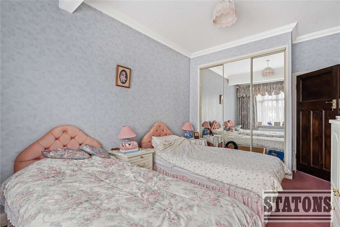 Bungalow in Cockfosters, Enfield, England 5 - 18040258