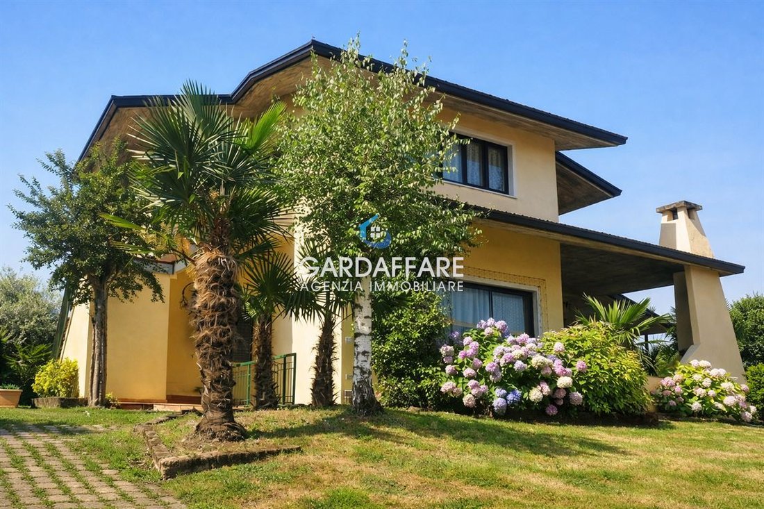 Villa in Manerba del Garda, Lombardy, Italy 1 - 18048106
