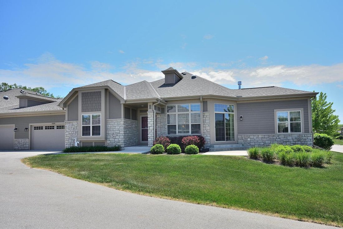 Condo in Brookfield, Wisconsin, United States 1 - 18041727