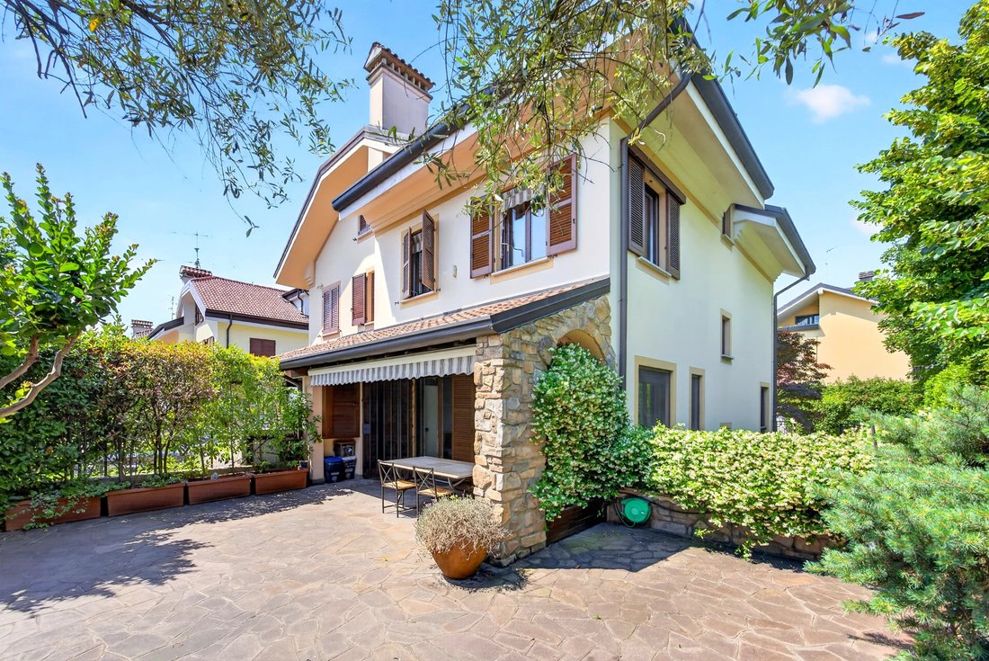 Villa in Arese, Lombardy, Italy 1 - 18046644