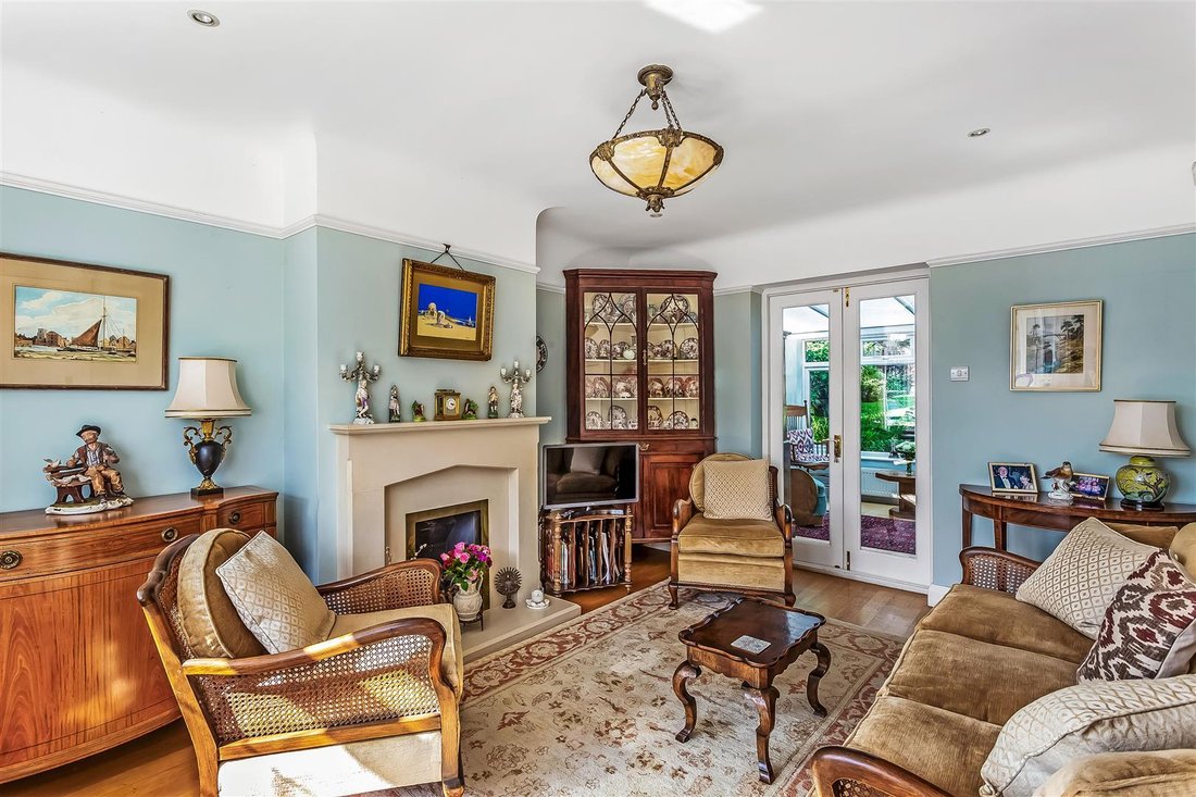 House in Surrey, England 4 - 18040298
