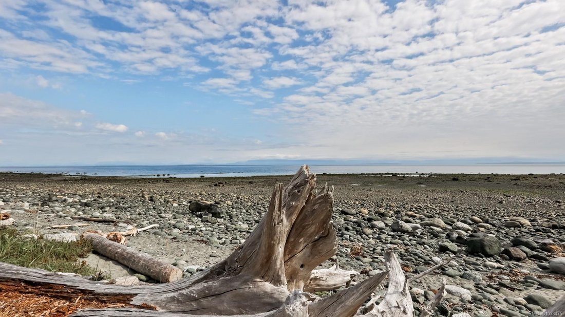 House in Comox, British Columbia, Canada 4 - 18042606