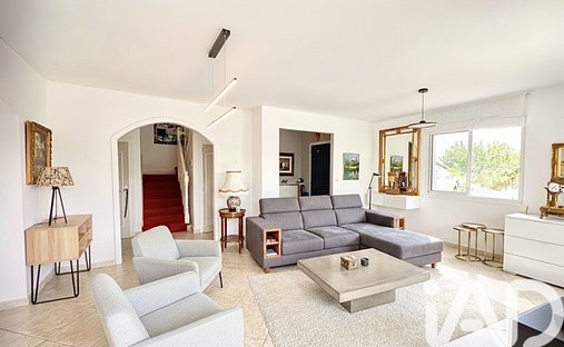 House in Amendeuix-Oneix, Nouvelle-Aquitaine, France 1
