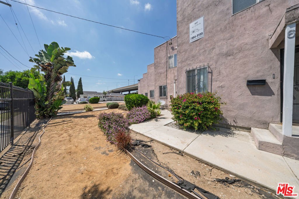 Los Angeles, California, United States 3 - 18040345