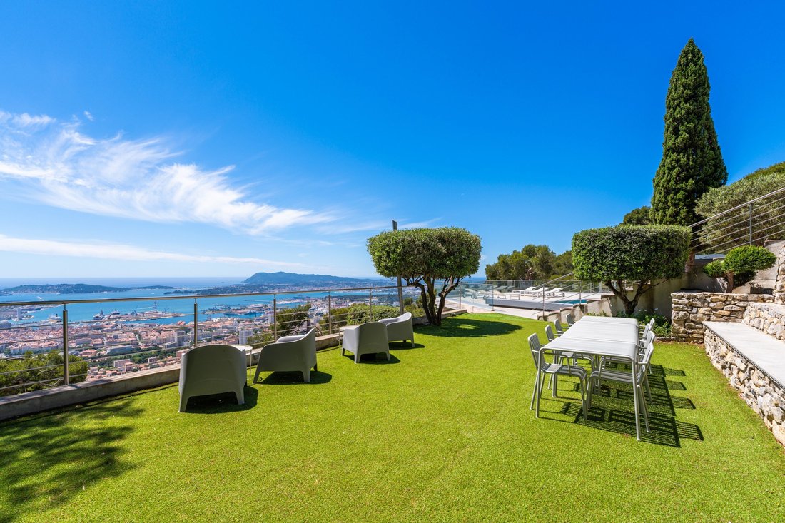 House in Le Revest-les-Eaux, Provence-Alpes-Côte d'Azur, France 3 - 18043350