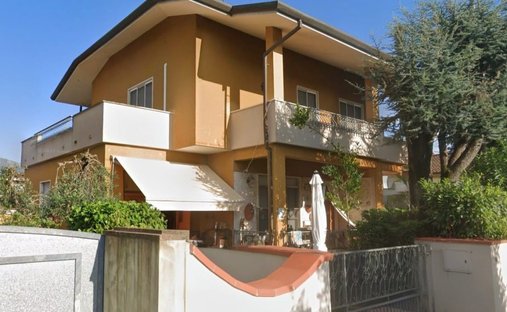 Villa in Pietrasanta, Tuscany, Italy 1