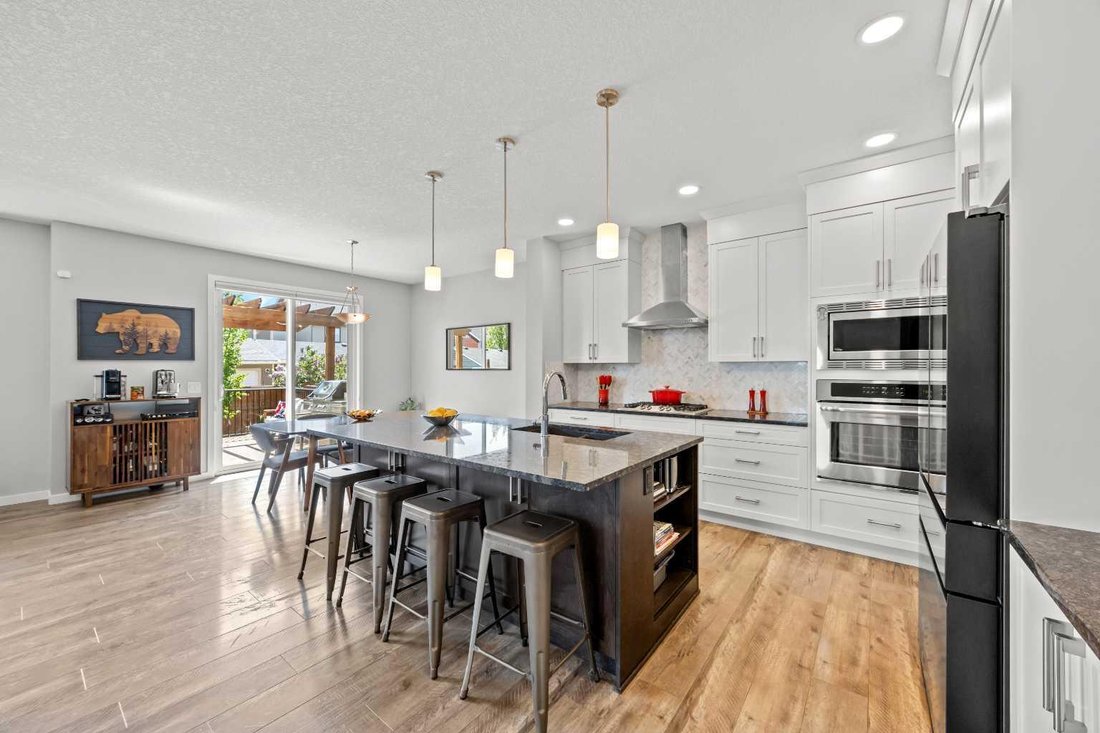 House in Calgary, Alberta, Canada 4 - 18048835