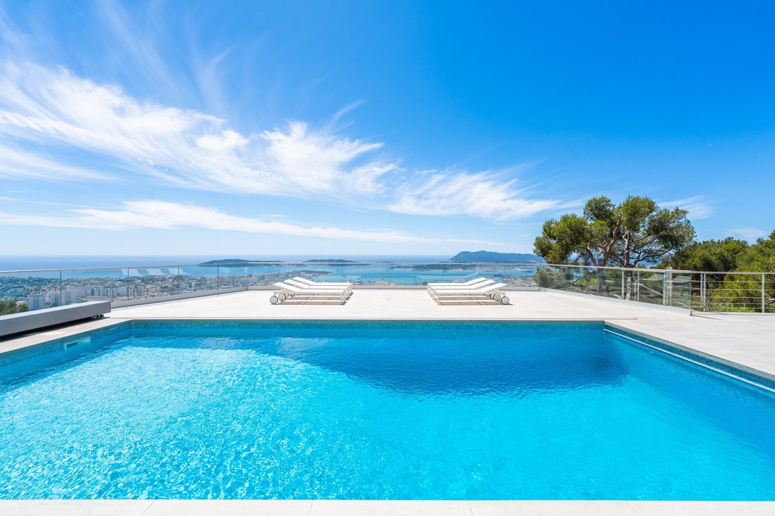 House in Le Revest-les-Eaux, Provence-Alpes-Côte d'Azur, France 1 - 18043350