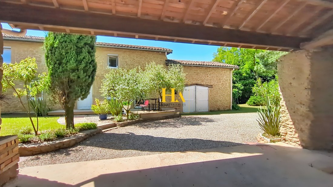 Villa in Bren, Auvergne-Rhône-Alpes, France 2 - 18048942