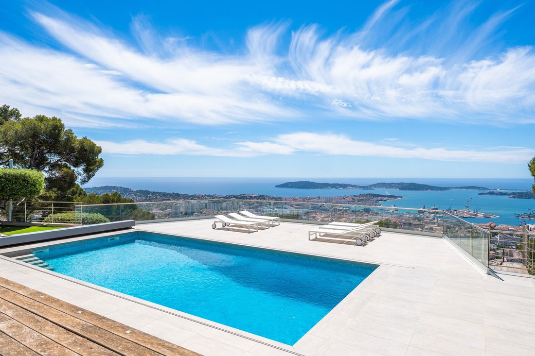 House in Le Revest-les-Eaux, Provence-Alpes-Côte d'Azur, France 2 - 18043350