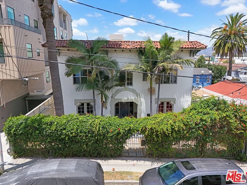 Los Angeles, California, United States 2 - 18040375