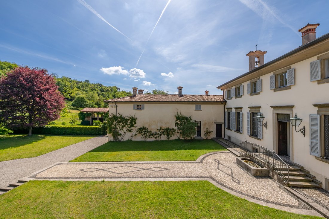 Villa in Camerlata-Breccia-Prestino, Como, Lombardy 1 - 18045163