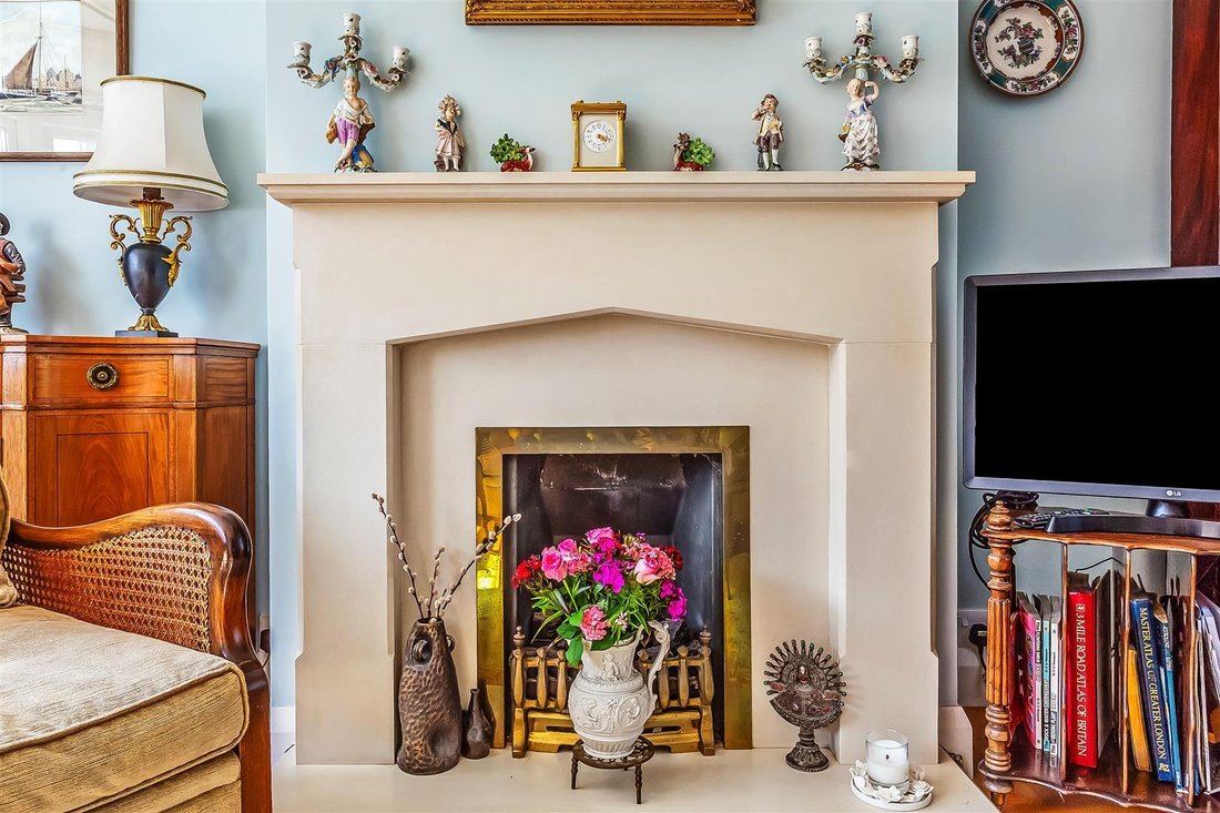 House in Surrey, England 5 - 18040298