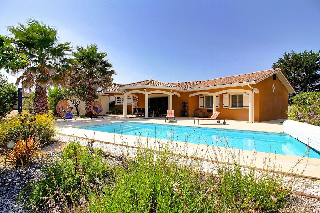 Villa in Cussac-Fort-Medoc, Nouvelle-Aquitaine, France 1 - 18045317