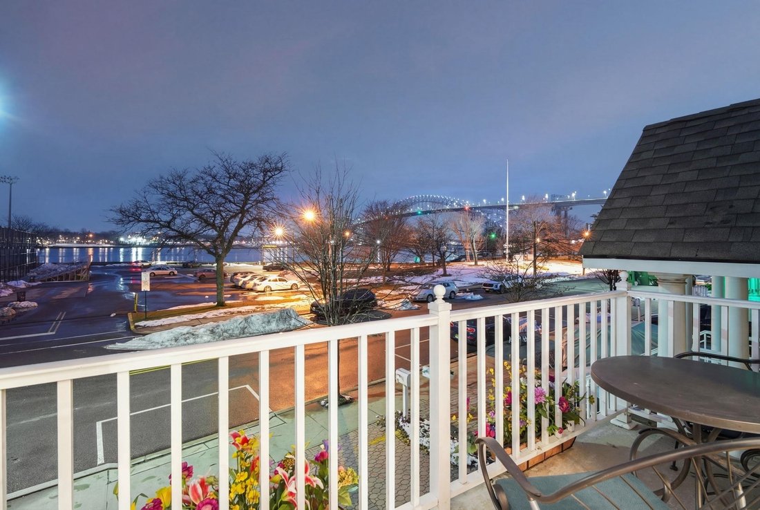 Bayonne, New Jersey, United States 2 - 18038153