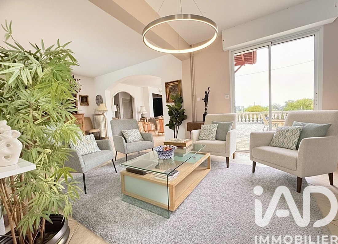 House in Amendeuix-Oneix, Nouvelle-Aquitaine, France 2 - 17658808