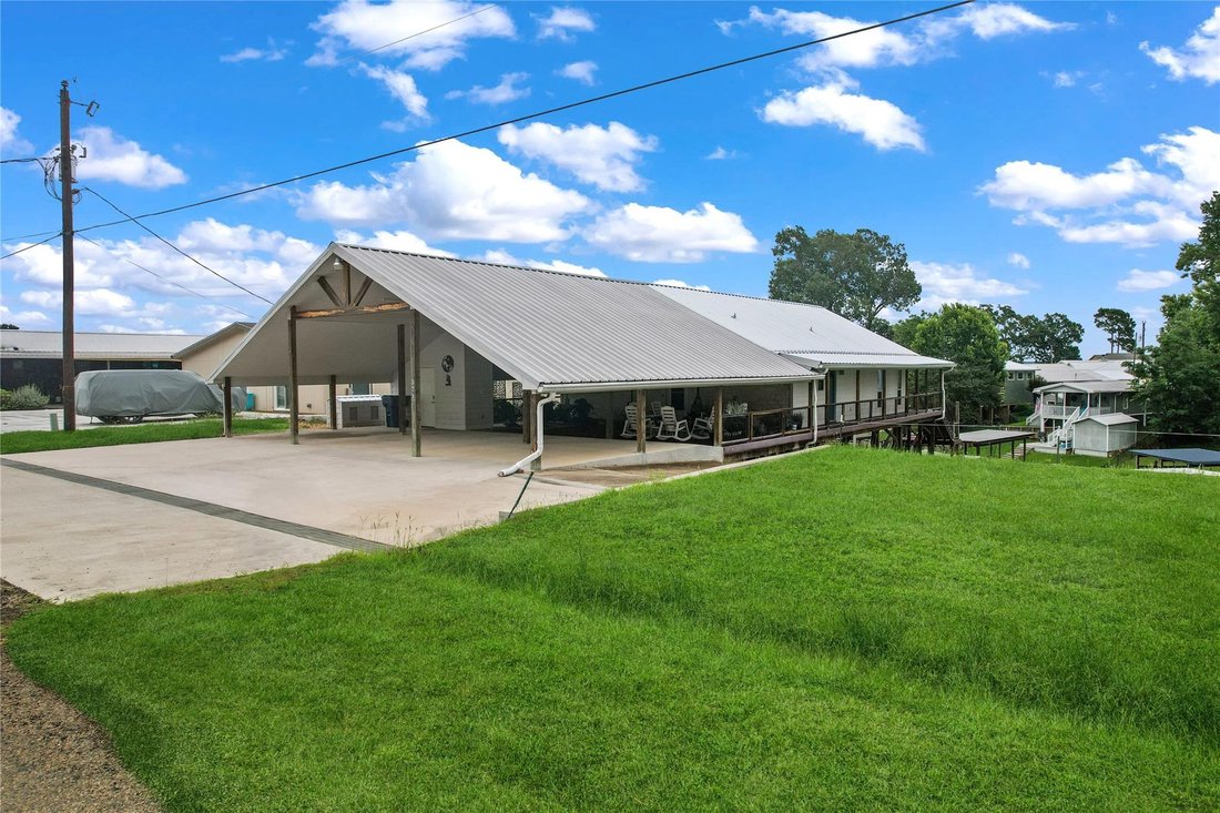 House in Point Blank, Texas, United States 4 - 18046922