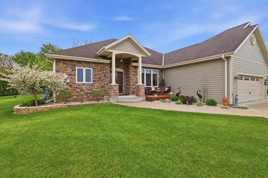 House in Waukesha, Wisconsin, United States 4 - 18048062