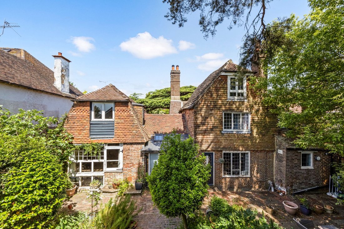 House in Whitemans Green, England 1 - 18047220