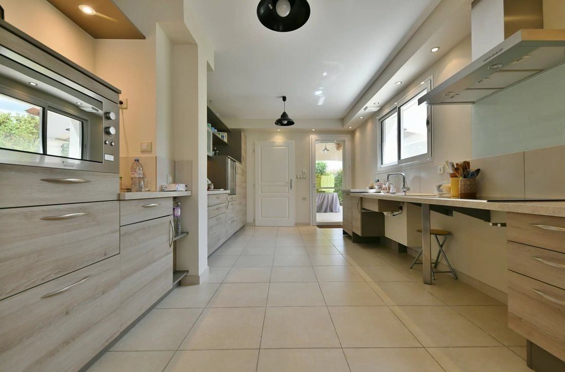 Estate in Uzès, Occitania, France 4 - 18045008