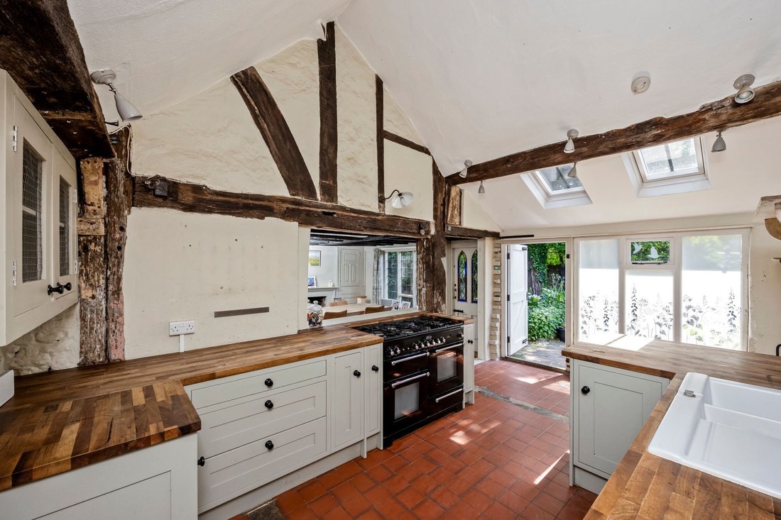 House in Whitemans Green, England 3 - 18047220