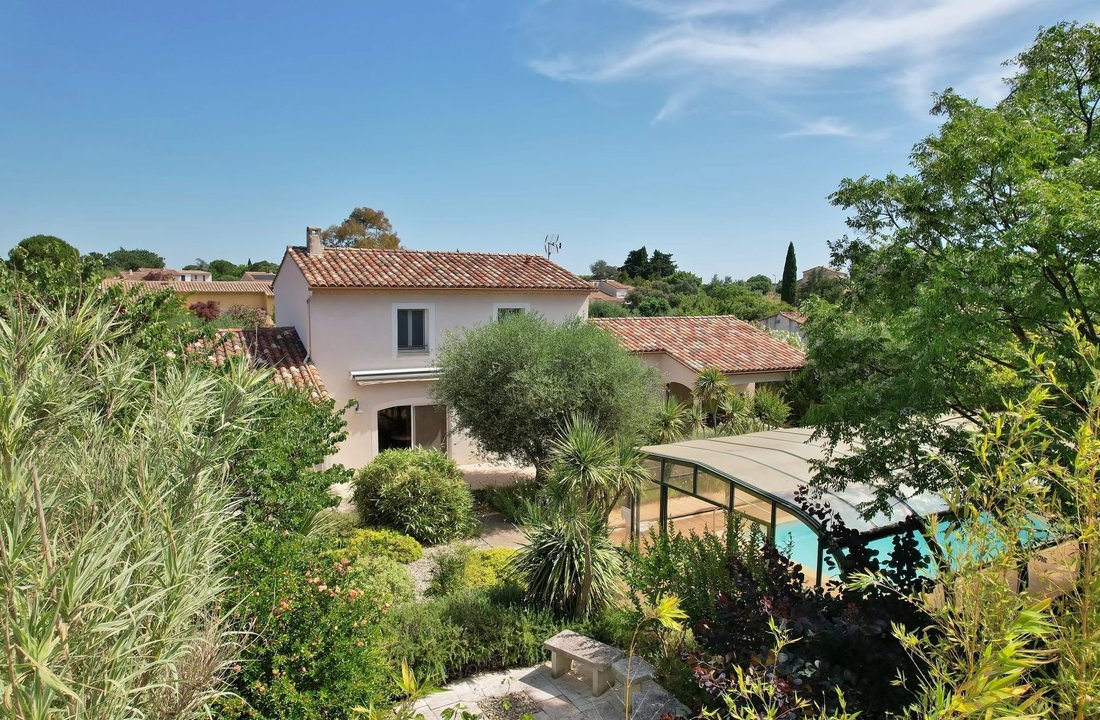 Estate in Uzès, Occitania, France 1 - 18045008