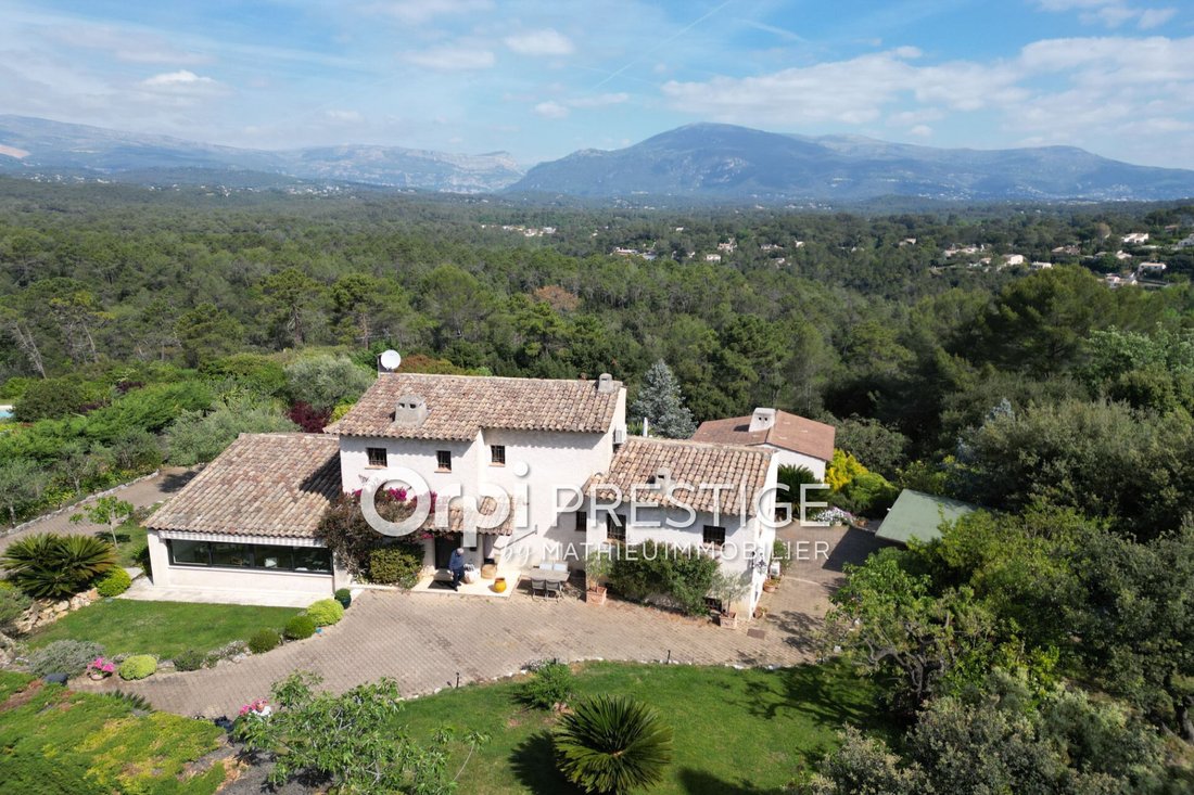 Villa in Nord, Roquefort-les-Pins, France 2 - 18045018