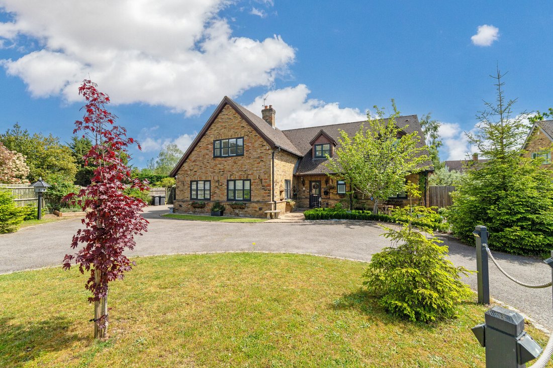 House in Churchend, England 1 - 18044609
