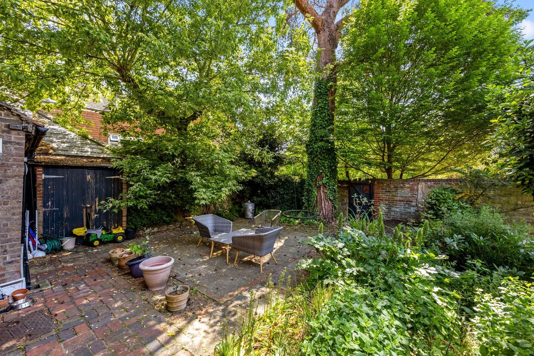 House in Whitemans Green, England 4 - 18047220