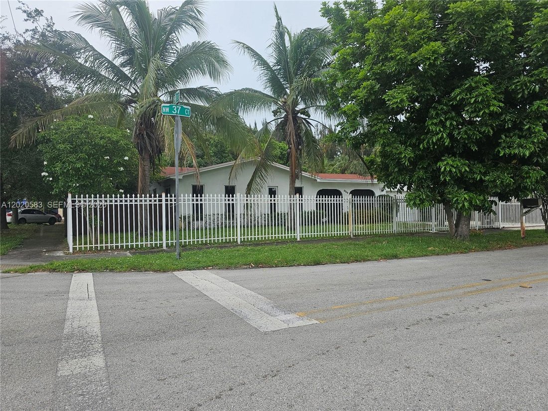 House in Opa-locka, Florida, United States 2 - 17945928