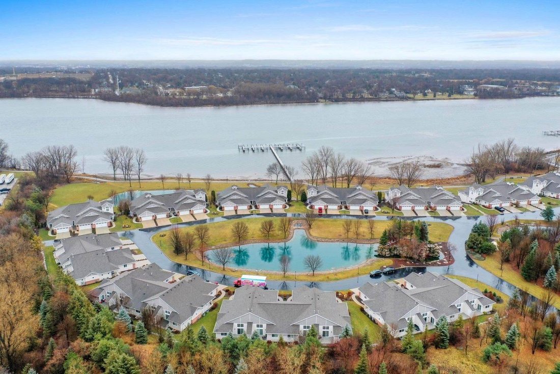 Condo in Ashwaubenon, Wisconsin, United States 4 - 18019150