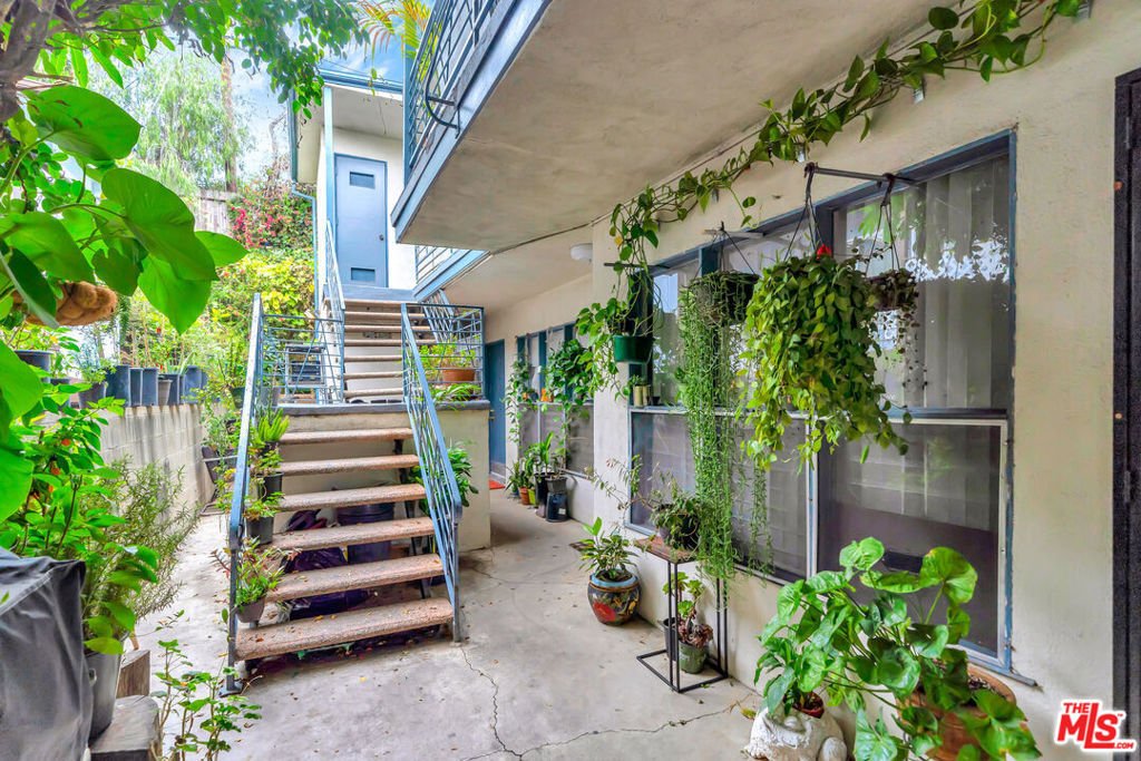Los Angeles, California, United States 2 - 18052993