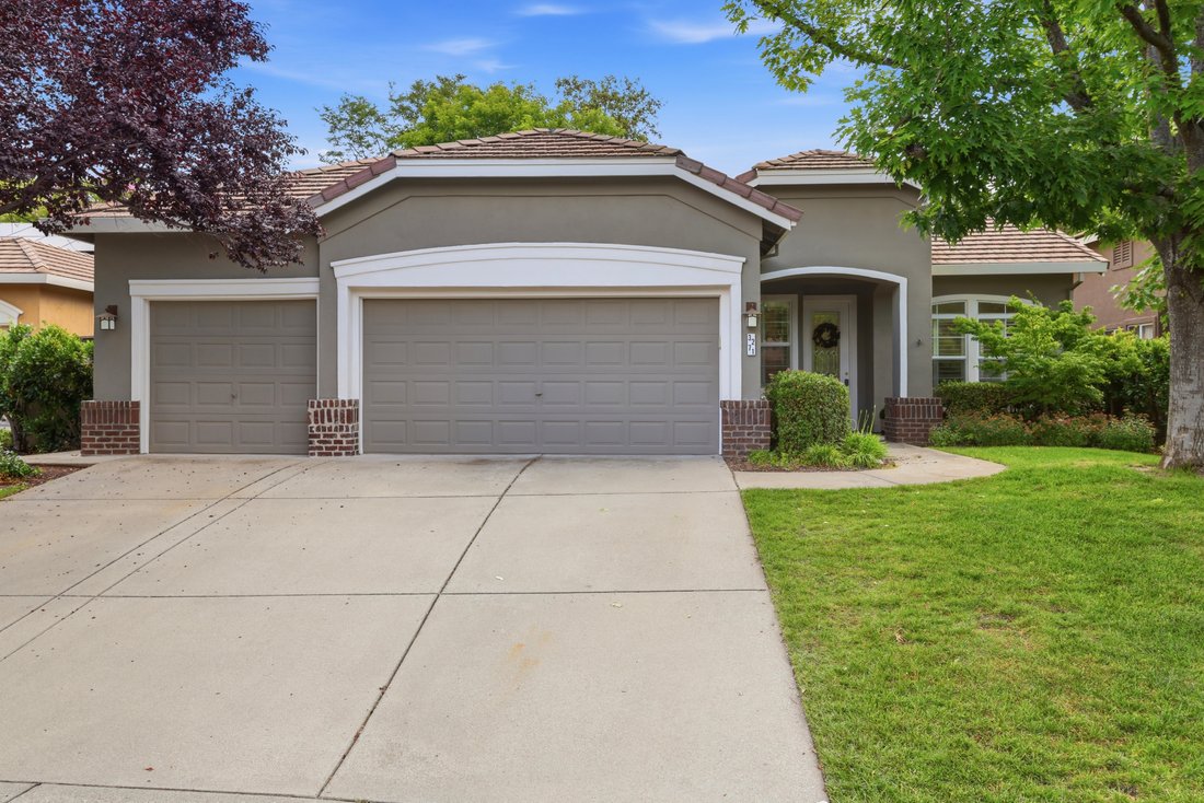El Dorado Hills, California, United States 1 - 18054034