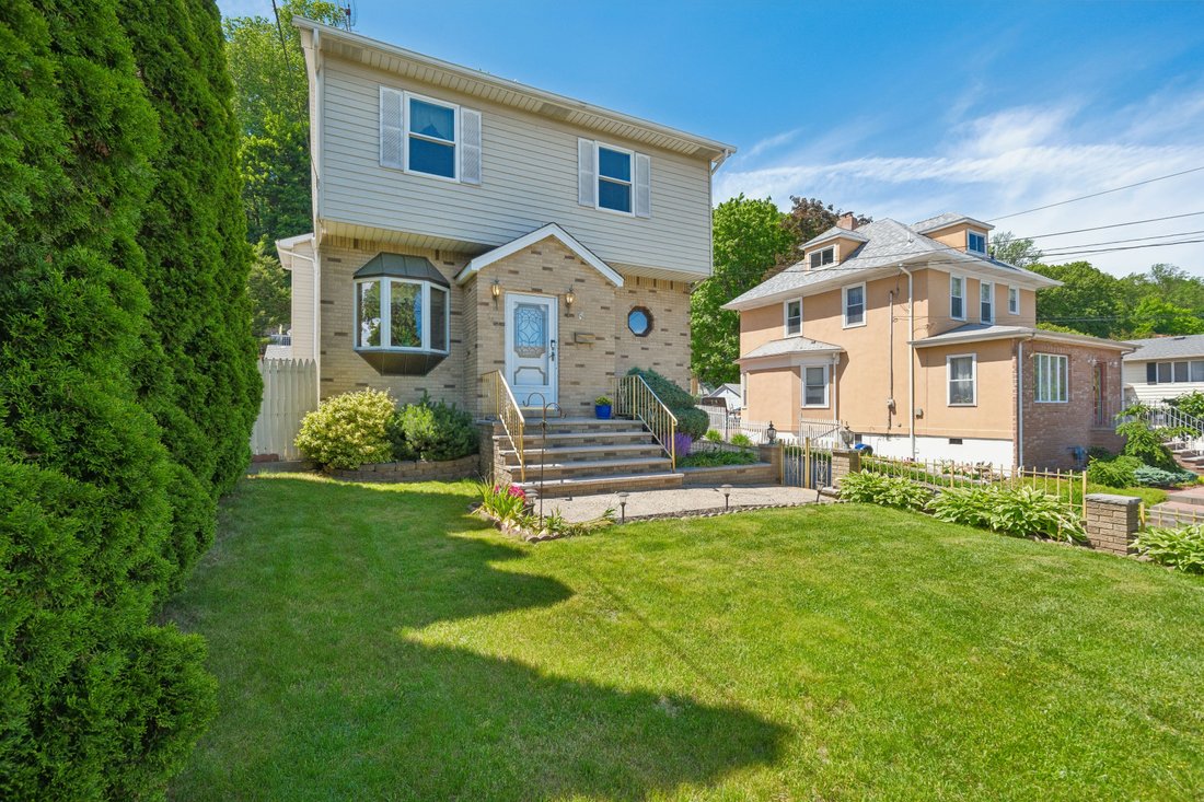 Clifton, New Jersey, United States 3 - 18054043