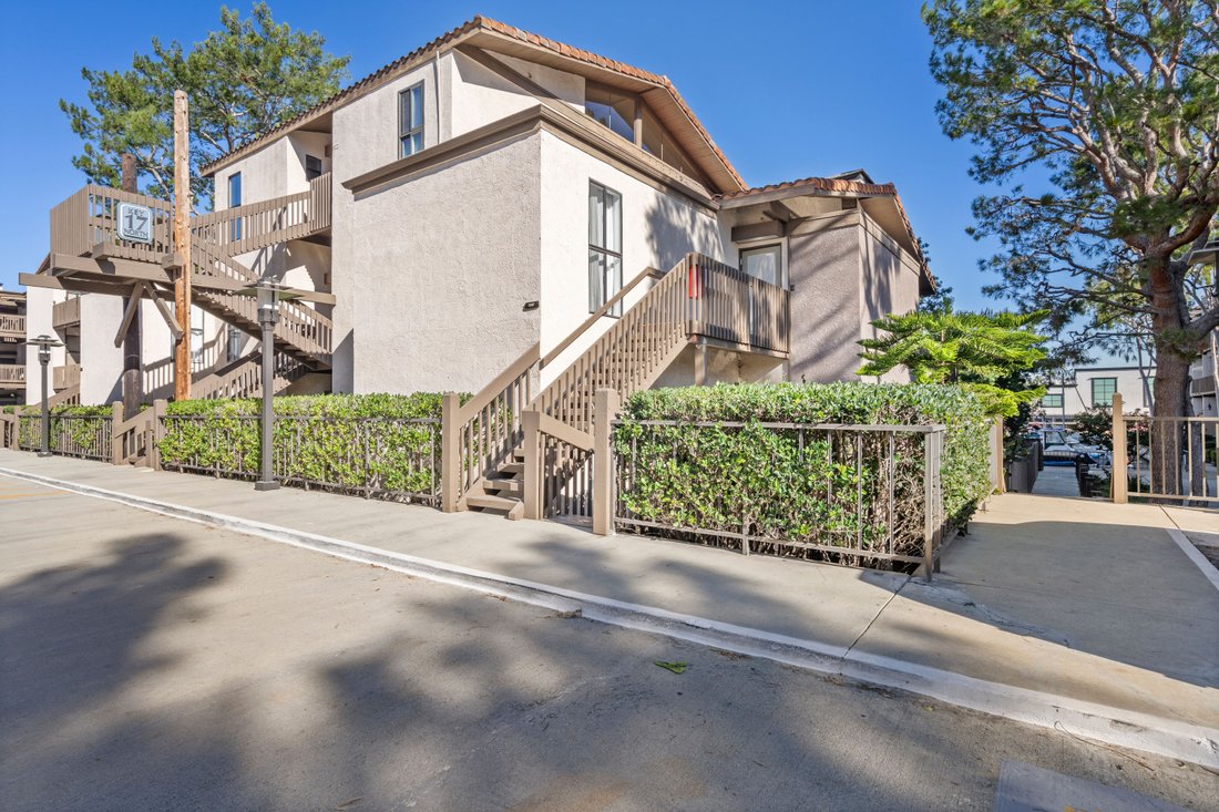 Condo in Signal Hill, California, United States 1 - 18054259
