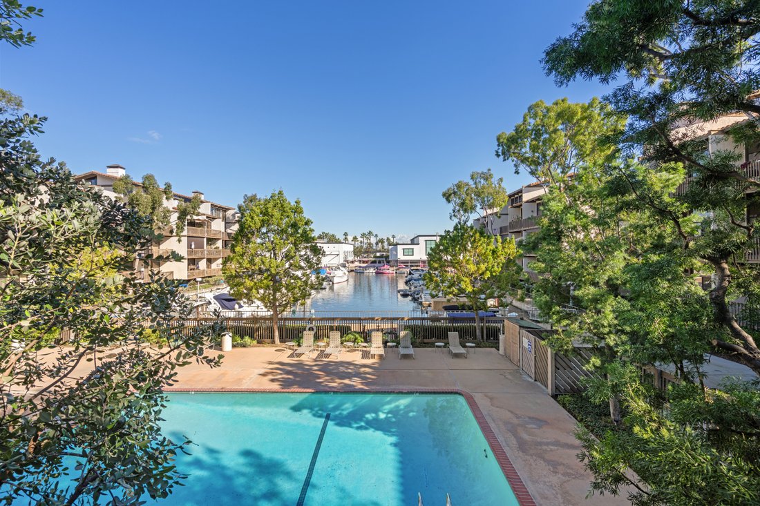 Condo in Signal Hill, California, United States 2 - 18054259