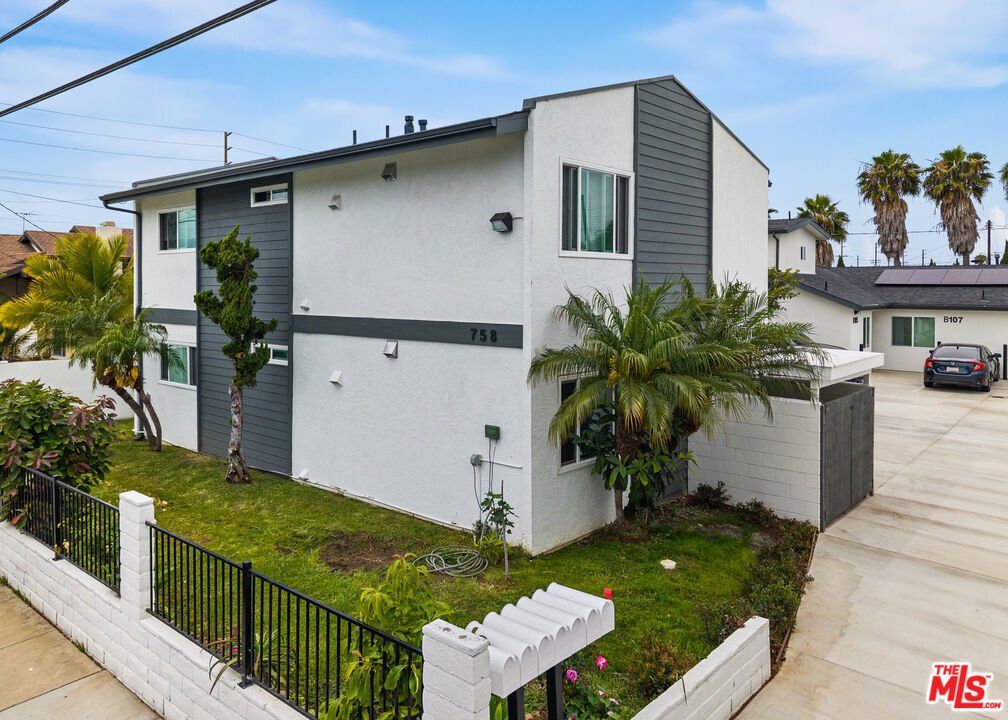 Costa Mesa, California, United States 1 - 18058450