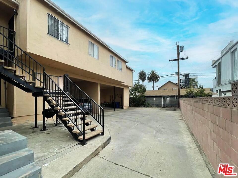 Los Angeles, California, United States 2 - 18058453