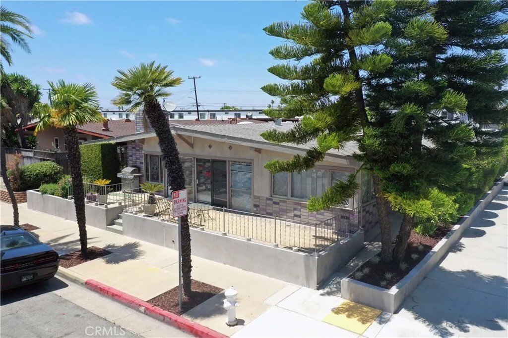 Costa Mesa, California, United States 1 - 18057631