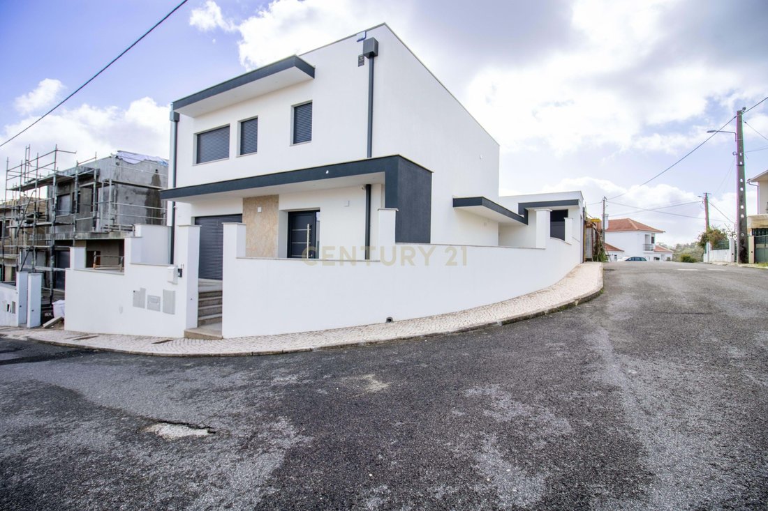 Villa in Camarate, Unhos e Apelacao, Lisbon, Portugal 3 - 18048756