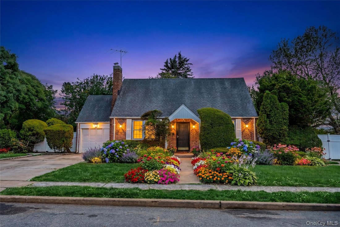 House in Uniondale, New York, United States 4 - 18056539