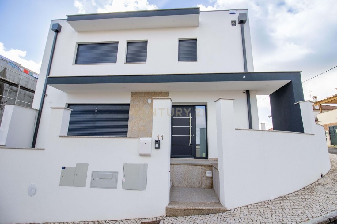 Villa in Camarate, Unhos e Apelacao, Lisbon, Portugal 1 - 18048756