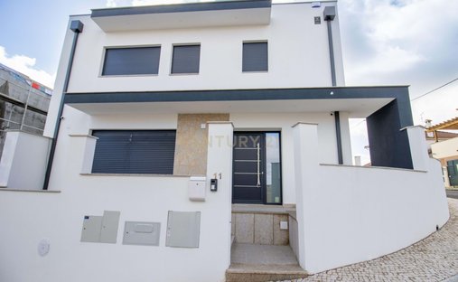 Villa in Camarate, Unhos e Apelacao, Lisbon, Portugal 1