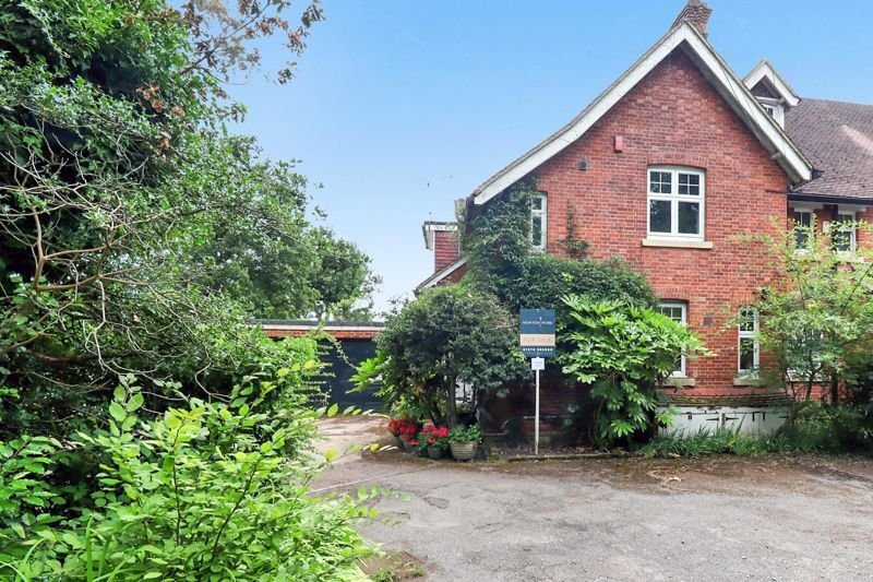 House in Windlesham, England 1 - 18054779